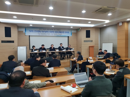 2019 경제학 공동학술대회 제2전체회의 토론(서울=연합뉴스) 정수연 기자 = 15일 서울 성균관대학교에서 열린 '2019 경제학 공동학술대회' 제2전체회의에서 참석자들이 '지속적이고 포용적인 성장과 분배'에 관해 토론하고 있다. 2019.2.15 jsy@yna.co.kr