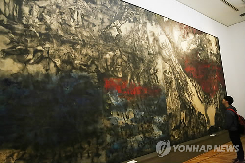 오키나와 전쟁 참상 전하는 그림 오키나와전도(기노완시[일본 오키나와]=연합뉴스) 김병규 특파원 = 14일 일본 오키나와(沖繩) 기노완(宜野彎)시에 위치한 사키마(佐喜眞) 미술관에서 1945년 오키나와 전투의 참상과 일본군의 만행을 표현한 오키나와전도(戰圖, 마루키 이리·마루키 토시 作)을 관람객이 바라보고 있다. 2019.2.15 bkkim@yna.co.kr