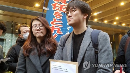 후지코시, 한국 변호사들 문전박대(도쿄=연합뉴스) 김정선 특파원 = 일제 강제동원 피해자 소송과 관련, 임재성(오른쪽)·김세은 변호사가 15일 도쿄(東京) 미나토(港)구에 있는 일본 기업인 후지코시를 방문하려 했지만 거부당했다. 두 변호사가 이를 기자들에게 설명하고 있다. 2019.2.15 jsk@yna.co.kr