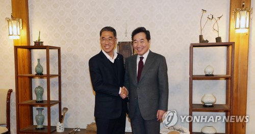 기념촬영하는 이낙연 총리-김주영 한국노총 위원장(서울=연합뉴스) 박동주 기자 = 이낙연 국무총리가 15일 삼청동 총리공관에서 김주영 한국노총 위원장을 만나 기념촬영하고 있다. 2019.2.15 pdj6635@yna.co.kr