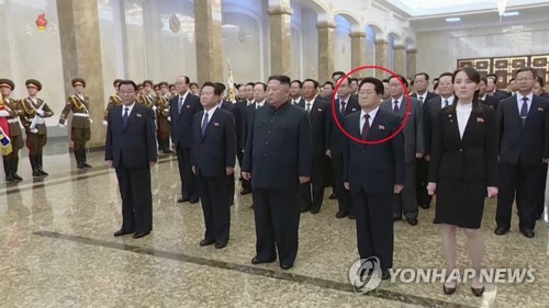 북한 리영식, 노동당 선전선동부 제1부부장 임명된 듯(서울=연합뉴스) 조선중앙통신은 16일 김정은 북한 국무위원장이 김정일 국방위원장의 생일(광명성절)을 맞아 금수산태양궁전을 참배했다며 "최룡해 동지, 리만건 동지, 김여정 동지, 리영식 동지를 비롯한 조선노동당 중앙위원회 조직지도부와 선전선동부 일꾼들이 참가하였다"고 언급했다. 이에 따라 리영식(붉은 원)이 최근 김여정과 같은 직급인 선전선동부 제1부부장에 추가 임명된 것으로 추정된다. 사진은 조선중앙TV가 공개한 참배 모습으로, 왼쪽부터 리만건·최룡해·김정은·리영식·김여정. 2019.2.16 
    [국내에서만 사용가능. 재배포 금지. For Use Only in the Republic of Korea. No Redistribution] nkphoto@yna.co.kr