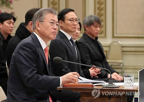 자영업·소상공인 발언 귀담아 듣는 문 대통령 (서울=연합뉴스) 황광모 기자 = 문재인 대통령이 14일 오전 청와대 영빈관에서 열린 자영업·소상공인과 대화에서 한 자영업·소상공인의 발언을 듣고 있다. 이날 만남은 중소·벤처기업, 대·중견기업, 혁신벤처기업에 이은 경제계와의 4번째 소통자리로 소상공인연합회 등 36개 관련 단체와 자영업자 등 총 160여 명이 참석했다. 2019.2.14