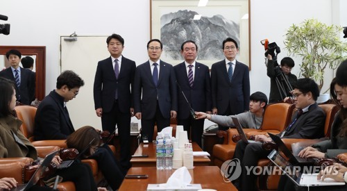 대응 방침 발표하는 민주·야3당(서울=연합뉴스) 이진욱 기자 = 바른미래당 유의동 원내수석부대표(왼쪽부터), 더불어민주당 홍영표 원내대표, 민주평화당 장병완 원내대표, 정의당 윤소하 원내대표가 11일 국회 운영위원장실에서 자유한국당 일부 의원들의 '5·18 망언' 관련 공동대응 방침 발표하고 있다. 2019.2.11 cityboy@yna.co.kr