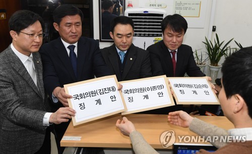 야야4당, 5.18 비하 의원 3인 징계안 제출(서울=연합뉴스) 하사헌 기자 = 더불어민주당 강병원 의원(왼쪽부터), 민주평화당 김정현 대변인, 바른미래당 채이배 의원, 정의당 김종철 대변인이 12일 오전 여야 4당 공동으로 5·18 민주화운동을 비하한 자유한국당 김진태, 이종명, 김순례 의원에 대한 징계안을 국회 의안과에 제출하고 있다.  2019.2.12 toadboy@yna.co.kr