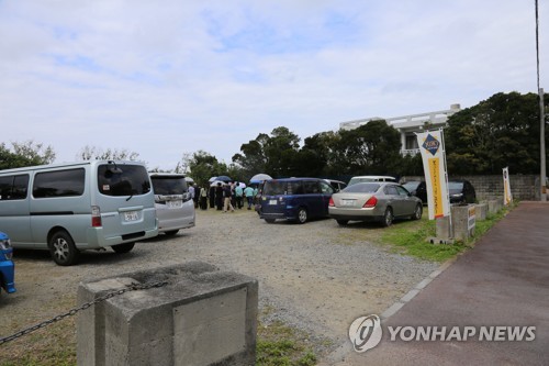 日 오키나와의 강제동원 노동자 매장 추정지(모토부초[일본 오키나와현]=연합뉴스) 김병규 특파원 = 일본 오키나와 북부 모토부초(本部町)의 해안가의 조선인 강제동원 희생자 매장 추정지. 주차장으로 쓰이고 있는 이곳에는 1945년 1월 군수물자 보급선 '히코산마루(彦山丸)'에 타고 있다가 폭격으로 숨진 김만두 씨와 명장모 씨가 매장된 것으로 추정된다. 2019.2.17 bkkim@yna.co.kr