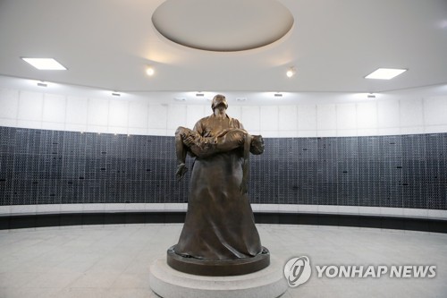 벽면 가득한 5·18 피해자 명단(광주=연합뉴스) 천정인 기자 = 자유한국당 김진태 의원을 비롯해 일부 극우단체를 중심으로 5·18 유공자 명단을 공개하라는 주장이 제기되고 있는 가운데 17일 오후 광주 서구 5·18기념공원 내 추모공간에는 4296명의 5·18 피해자 명단이 새겨져 있다. 2019.2.17 iny@yna.co.kr