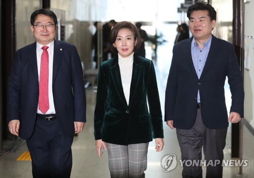 인터뷰장 향하는 나경원 원내대표(서울=연합뉴스) 김현태 기자 = 자유한국당 나경원 원내대표가 17일 오후 국회 본청에 마련된 릴레이 농성장에서 유튜브 채널 '신의한수'와 인터뷰를 하기 위해 본청 복도를 이동하고 있다. 2019.2.17 mtkht@yna.co.kr