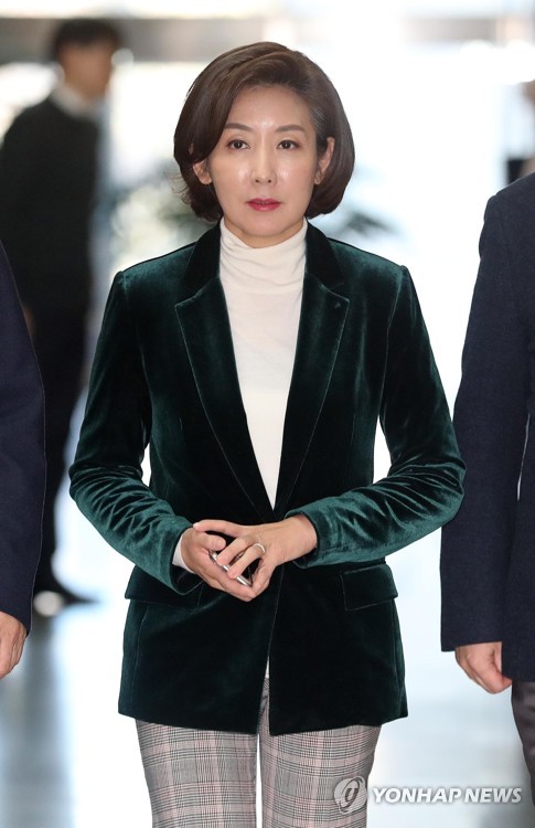 인터뷰장 향하는 나경원 원내대표(서울=연합뉴스) 김현태 기자 = 자유한국당 나경원 원내대표가 17일 오후 국회 본청에 마련된 릴레이 농성장에서 유튜브 채널 '신의한수'와 인터뷰를 하기 위해 본청 복도를 이동하고 있다. 2019.2.17 mtkht@yna.co.kr