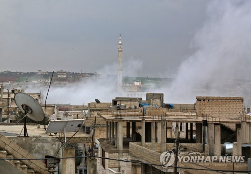 15일 시리아군의 포격 후 연기가 솟는 이들립주 칸셰이쿤의 주거지역    [AFP=연합뉴스]