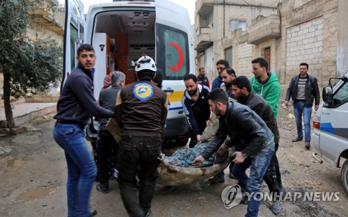 15일 시리아 북서부에서 시리아군의 포격 후 부상자를 이송하는 시리아민방위 대원과 주민들 [AFP=연합뉴스]