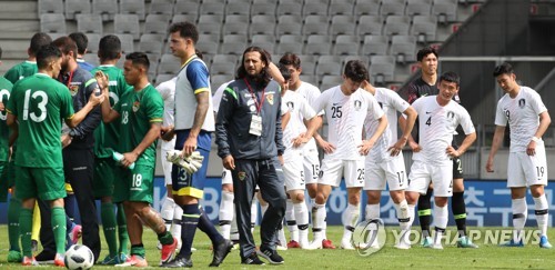 '비겼는데 진 것 같은 기분'(인스브루크<오스트리아>=연합뉴스) 한종찬 기자 = 7일 오스트리아 인스브루크 티볼리노이 스타디움에서 열린 2018 러시아월드컵 대한민국 축구대표팀 대 볼리비아의 평가전에서 0대0으로 경기를 마친 대표팀 선수들이 고개를 숙인 채 아쉬워하고 있다. 
 2018.6.7 saba@yna.co.kr