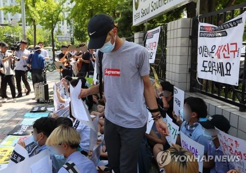 종교적 이유로 난민지위 인정을 신청한 이란국적 학생 김민혁군(가운데)이 작년 7월 친구들의 응원을 받으며 난민신청서를 내러 가고 있다. [연합뉴스 자료사진]