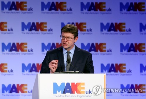 그레그 클라크 영국 기업부 장관19일(현지시간) 영국 제조업연맹 연례 회의에 참석해 발언하는 그레그 클라크 영국 기업부 장관. [로이터=연합뉴스 자료사진]