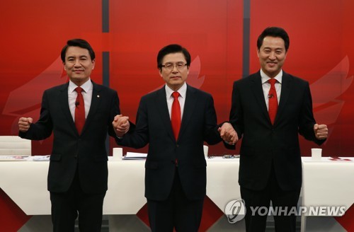 손 잡은 한국당 당 대표 후보자들(서울=연합뉴스) 19일 서울 중구 TV조선 스튜디오에서 열린 자유한국당 합동TV토론회에서 김진태(왼쪽부터)·황교안·오세훈 당 대표 후보자가 기념촬영을 하고 있다. 2019.2.19 [국회사진기자단] photo@yna.co.kr