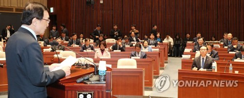 이해찬 발언 경청하는 민주당 의원들(서울=연합뉴스) 김주형 기자 = 20일 오후 국회에서 열린 더불어민주당 정책의원총회에서 참석한 의원들이 이해찬 대표의 발언을 경청하고 있다. 2019.2.20 kjhpress@yna.co.kr