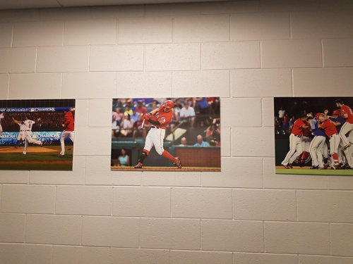 클럽하우스 벽 중앙에 자리한 추신수의 사진(서프라이즈[미국 애리조나주]=연합뉴스) 텍사스 레인저스가 스프링캠프를 차린 미국 애리조나주 서프라이즈 스타디움의 클럽하우스 벽 중앙에는 추신수의 사진이 자리하고 있다.