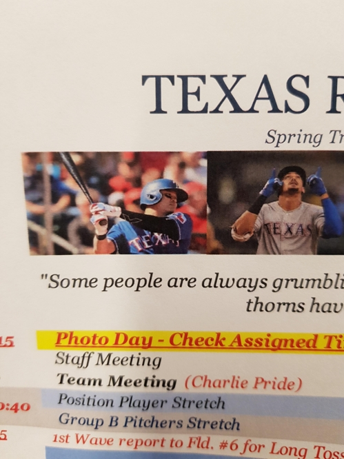 훈련 일정표에도 추신수의 얼굴이(서프라이즈[미국 애리조나주]=연합뉴스) 21일(한국시간) 텍사스 레인저스 구단이 미국 애리조나주 서프라이즈 스타디움에서 배포한 스프링캠프 훈련 일정표. 추신수의 사진이 가장 앞에 있다.