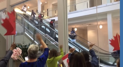 지난 2017년 9월 캐나다에 입국하는 희생자 가족을 반기는 시민들의 모습[유튜브 캡처]