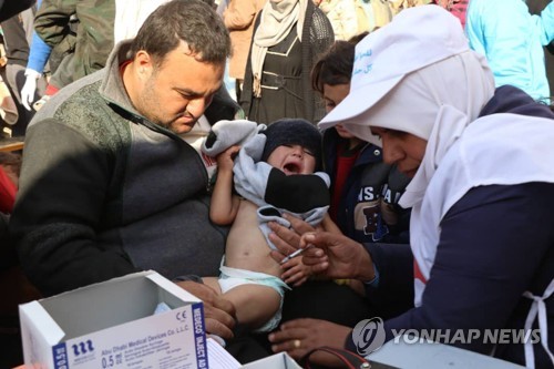 작년 11월 시리아 루크반 캠프에서 백신을 접종하는 유엔 구호인력    [EPA=연합뉴스]