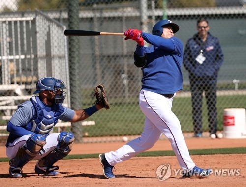 방망이 휘두르는 추신수(서프라이즈[미국 애리조나주]=연합뉴스) 임헌정 기자 = 텍사스 레인저스의 추신수가 20일(현지시간) 미국 애리조나주 서프라이즈 스타디움에 마련된 스프링캠프에서 라이브 배팅을 하며 방망이를 휘두르고 있다. 2019.2.21 kane@yna.co.kr