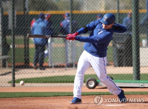 추신수 '내가 텍사스의 중심'(서프라이즈[미국 애리조나주]=연합뉴스) 임헌정 기자 = 텍사스 레인저스 추신수가 20일(현지시간) 미국 애리조나주 서프라이즈 스타디움에 마련된 스프링캠프에서 라이브 배팅을 하고 있다. 2019.2.21 kane@yna.co.kr
