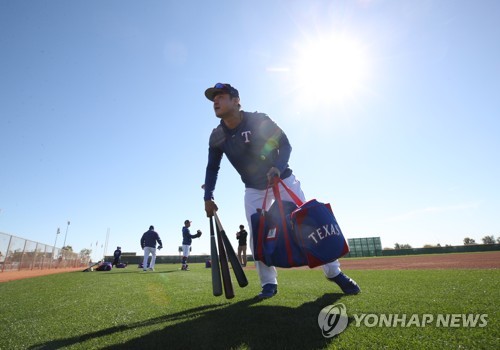 추신수 '태양 아래'(서프라이즈[미국 애리조나주]=연합뉴스) 임헌정 기자 = 텍사스 레인저스 추신수가 20일(현지시간) 미국 애리조나주 서프라이즈 스타디움에 마련된 스프링캠프에서 훈련을 준비하고 있다. 2019.2.21 kane@yna.co.kr