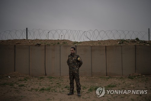 15일 시리아 동부에 있는 '시리아민주군'(SDF) 오마르 유전 기지에 선 SDF 부대원    [AP=연합뉴스]