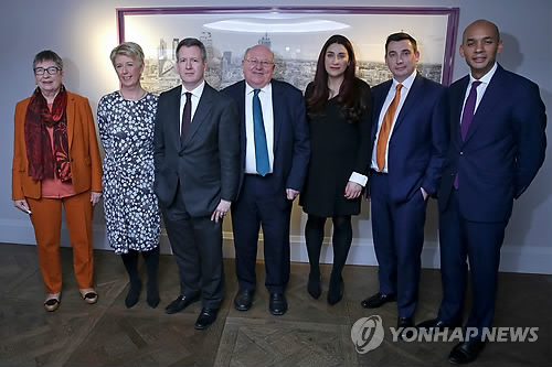 브렉시트 정책 등 반발해 英노동당 탈당한 의원 7명(런던 AFP=연합뉴스) 영국 제1야당 노동당의 앤 코피(왼쪽부터), 앤절라 스미스, 크리스 레슬리, 마이크 게입스, 루시아나 버거, 개빈 슈커, 추카 우무나 의원 등 7명이 18일(현지시간) 런던에서 기자회견을 갖고 탈당을 선언한 뒤 카메라 앞에 포즈를 취하고 있다. 이들은 제러미 코빈 대표의 브렉시트(Brexit) 정책과 당내의 뿌리 깊은 '반(反) 유대주의' 성향 등으로 인해 더이상 노동당 소속으로 활동할 수 없어 탈당하게 됐다고 밝혔다. ymarshal@yna.co.kr