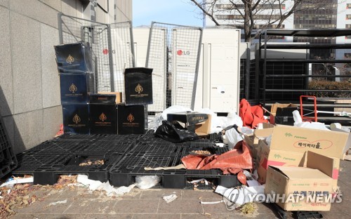 '폭행·마약 의혹' 버닝썬 영업 중단.. 술 포장상자만 덩그러니(서울=연합뉴스) 한종찬 기자 = 폭행사건에 이어 고객에게 마약을 판매했다는 의혹까지 불거져 경찰 수사를 받는 서울 강남 클럽 '버닝썬'이 영업을 중단했다. 사진은 18일 오전 서울 강남구 간판이 사라진 버닝썬 입구 앞 모습. 2019.2.18 saba@yna.co.kr