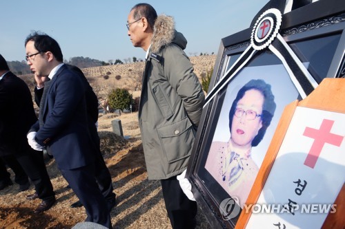 "강제징용 사과도 못받고…" 심선애 할머니 영면(광주=연합뉴스) 천정인 기자 = 23일 오전 광주 북구 망월공원묘지에서  강제징용 피해자 심선애 할머니의 유가족들이 장례를 치르고 있다. 2019.2.23 iny@yna.co.kr