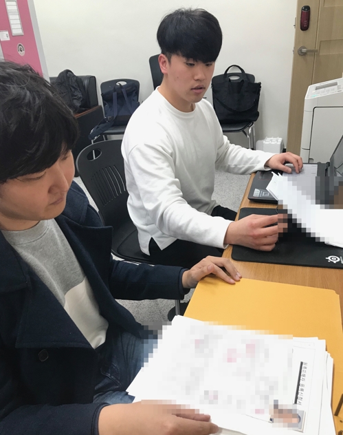 원폭 피해자 자료 전산화 작업(합천=연합뉴스) 김선경 기자 = 24일 경남 합천군 한국원폭피해자협회 합천지부에서 영남대 문화인류학과·역사학과 석사 과정 학생들이 원폭 피해자 관련 자료를 스캔하는 등 전산화 작업을 하고 있다. 2019.2.24