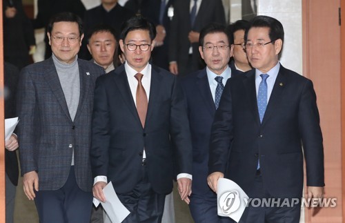 국회 찾은 전국 시도지사(서울=연합뉴스) 이진욱 기자 = 24일 오전 이용섭 광주시장(왼쪽부터), 양승조 충남도지사, 박원순 서울시장, 김영록 전남도지사가  5.18의 올바른 인식과 가치 실현을 위한 대한민국 시도지사 공동입장문 발표를 위해 국회 정론관으로 들어서고 있다. 2019.2.24 cityboy@yna.co.kr