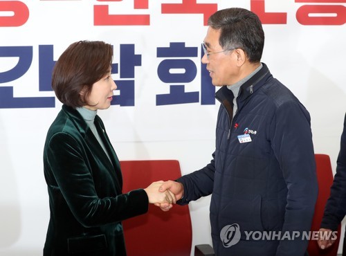 악수하는 나경원 원내대표와 김주영 위원장(서울=연합뉴스) 김현태 기자 = 자유한국당 나경원 원내대표와 김주영 한국노총 위원장이 18일 국회에서 열린 '자유한국당-한국노총 정책간담회'에서 악수하고 있다. 2019.1.18 mtkht@yna.co.kr