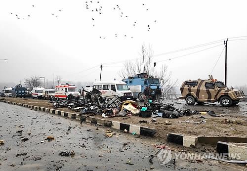 인도령 카슈미르의 처참한 차량폭탄 테러 현장
(카슈미르 로이터=연합뉴스) 14일(현지시간) 인도 북서부의 인도령 카슈미르(잠무-카슈미르주)의 풀와마 지역 고속도로에서 발생한 차량 자살폭탄 테러 현장. 이번 공격은 인도 중앙예비경찰부대(CRPF) 소속 경찰관 2천500여 명을 태운 차량 78대가 이동하는 가운데 발생해 최소 40명의 경찰관이 사망했다.