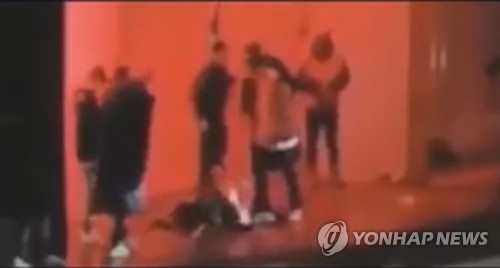 '버닝썬' 직원, 손님 성추행 혐의 입건…"CCTV 영상은 삭제돼"(서울=연합뉴스) 경찰이 폭행 사건 피해자를 과잉 진압했다는 논란이 불거진 서울 강남의 유명 클럽 '버닝썬' 직원이 여성 고객을 성추행한 혐의로 경찰에 입건된 것으로 확인됐다.
    서울 강남경찰서는 버닝썬에서 20대 고객을 추행한 혐의(강제추행)로 이 클럽 직원 A씨를 불구속 입건해 수사 중이라고 31일 밝혔다. 
    사진은 CCTV 폭행 영상 캡처. 2019.1.31 [연합뉴스 TV 제공] photo@yna.co.kr