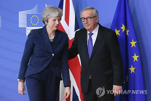 브렉시트 논의 위해 만난 메이·융커…합의 도출 못해(브뤼셀 AP=연합뉴스)