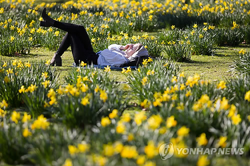 영국. 때이른 봄기운 만끽
    (런던 EPA=연합뉴스) 25일(현지시간) 화창한 봄 날씨를 보인 영국 런던 세인트 제임스 공원에서 한 여성이 수선화가 핀 꽃밭에 누워 휴식을 취하고 있다.    
    jelee@yna.co.kr
(끝)