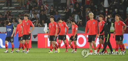 아쉬운 퇴장(아부다비=연합뉴스) 안정원 기자 = 25일 오후(현지시간) 아랍에미리트 아부다비 자예드 스포츠시티 스타디움에서  열린   2019 아시아축구연맹(AFC)아시안컵 8강전 한국과 카타르와의 경기가 끝난 뒤 그라운드를 나서고 있다. 2019.1.26 jeong@yna.co.kr