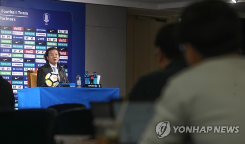 질문에 답하는 김판곤 국가대표전력강화위원회 위원장(서울=연합뉴스) 류효림 기자 = 김판곤 국가대표전력강화위원회 위원장이 27일 서울 종로구 대한축구협회에서 열린 2019 아시안컵 결산 브리핑에서 취재진 질문에 답하고 있다. 2019.2.27 ryousanta@yna.co.kr