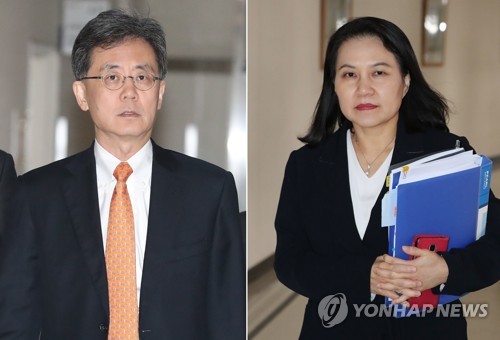 기자실 들어서는 김현종 본부장과 유명희 수석대표(세종=연합뉴스) 이진욱 기자 = 8일 오후 정부세종청사 산업통상자원부에서 김현종 통상교섭본부장(왼쪽)과 한미FTA(자유무역협정) 수석대표인 유명희 통상정책국장이 개정협상 설명을 위해 기자실로 들어서고 있다. 2018.1.8