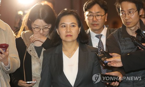 한미FTA 2차 개정협상 첫날 마친 유명희(서울=연합뉴스) 하사헌 기자 = 산업통상자원부 유명희 통상교섭실장이 한미 자유무역협정(FTA) 개정을 위한 2차 협상 첫날 일정을 마치고 31일 오후 서울 소공동 롯데호텔 협상장을 나서고 있다. 2018.1.31