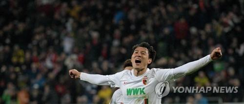 도르트문트전 득점에 기뻐하는 지동원[AP=연합뉴스]