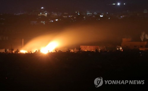 IS 진영에서 솟는 폭발 섬광   [로이터=연합뉴스]