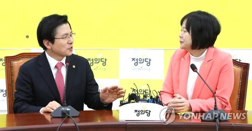 환담하는 황교안과 이정미(서울=연합뉴스) 김주형 기자 = 자유한국당 황교안 신임 당대표(왼쪽)가 4일 오전 인사차 국회 본청 정의당 대표실을 찾아 이정미 대표와 환담하고 있다. 2019.3.4 kjhpress@yna.co.kr