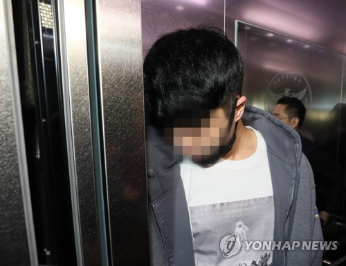 조사받는 버닝썬 이문호 대표(서울=연합뉴스) 이지은 기자 = 이문호 버닝썬 대표가 4일 오후 서울 종로구 서울지방경찰청 광역수사대에서 강남 유명 클럽 버닝썬의 경찰 유착 의혹과 관련해 조사를 받기 위해 출석, 엘리베이터에 타고 있다. jieunlee@yna.co.kr