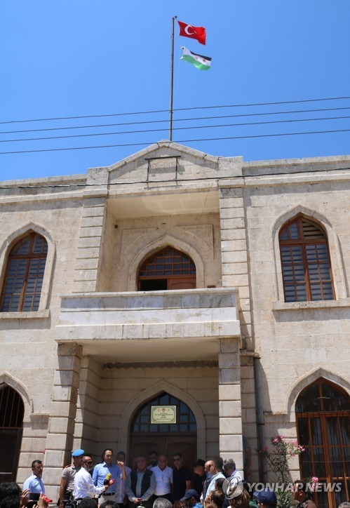 터키국기와 친터키 반군 '자유시리아군'(FSA) 깃발이 휘날리는 아프린 관공서 건물 입구.  [연합뉴스 자료사진]