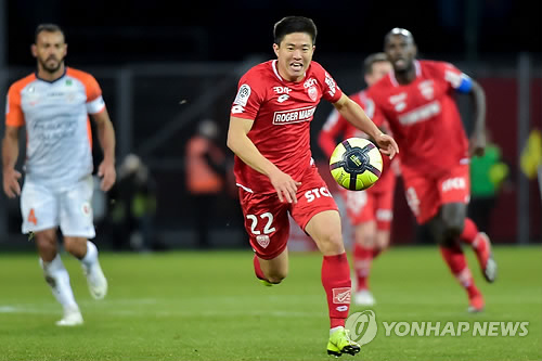 몽펠리에전 선발 출전한 디종 권창훈(디종[프랑스] AFP=연합뉴스) 권창훈(디종, 가운데)이 13일(현지시간) 프랑스 디종의 가스통 제라르 경기장에서 열린 몽펠리에와의 2018-2019 리그1 경기에서 공을 몰고 있다. 부상 이후 리그 경기에 처음으로 선발 출전한 권창훈이 이날 두 차례의 슈팅을 날리며 활약한 가운데 팀은 몽펠리에와 1-1로 비겼다. jelee@yna.co.kr
