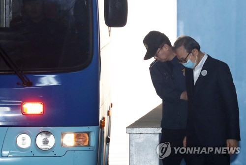 법원, 이명박 보석 허가(서울=연합뉴스) 박동주 기자 = 110억원대 뇌물수수와 350억원대 다스 횡령 등 혐의로 구속기소 된 이명박 전 대통령이 6일 오전 서초구 서울고법에서 열린 속행공판을 마치고 호송차에 오르고 있다. 서울고법 형사1부는 이날 이 전 대통령이 청구한 보석을 조건부로 허가한다고 밝혔다. 2019.3.6 pdj6635@yna.co.kr