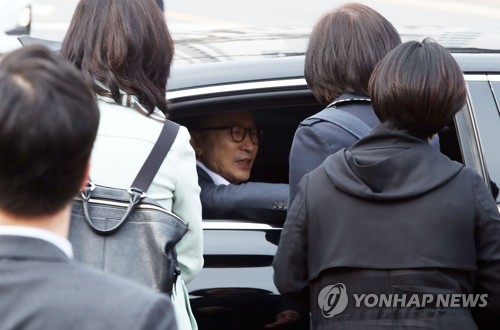 지지자들과 인사 나누는 이명박(서울=연합뉴스) 박동주 기자 = 뇌물·횡령 등 혐의로 1심에서 징역 15년을 선고받은 이명박 전 대통령이 6일 항소심에서 보석(보증금 등 조건을 내건 석방)으로 풀려나 서울 동부구치소를 나서며 지지자들과 인사하고 있다. pdj6635@yna.co.kr