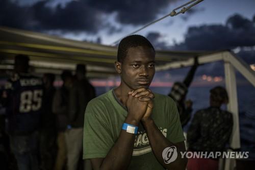 NGO에 구조된 난민, 이주자[AP=연합뉴스]